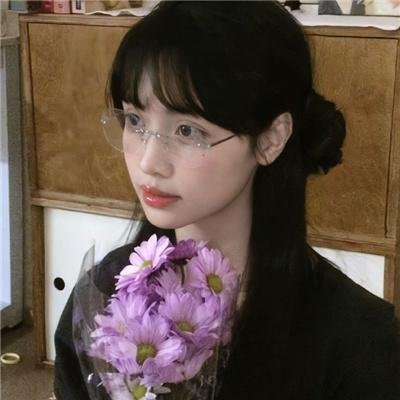 百合绽放海报